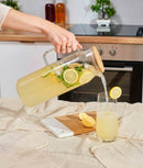 Carafă apă din sticlă, capac bambus cu interior de inox, 1.5l